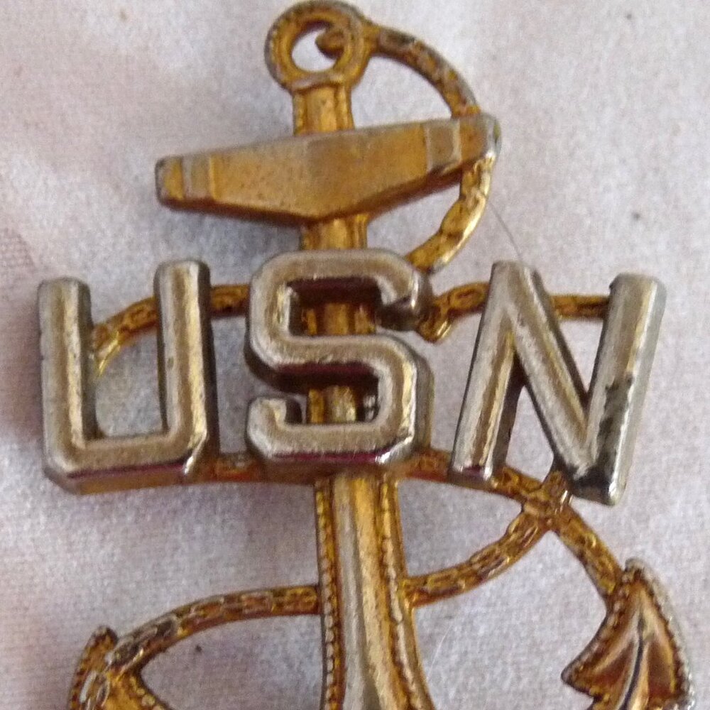 Vintage US Navy anchor pin gilt eagle mark